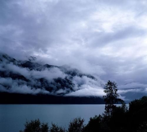 黑云翻墨未遮山的下一句,黑云翻墨未遮山 白雨跳珠乱入船图3