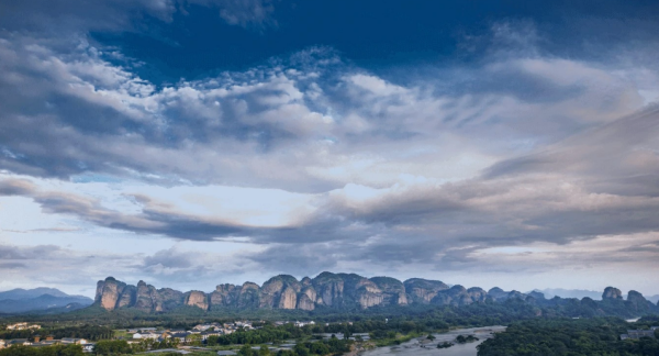 龙虎山在哪里,广西龙虎山风景区在哪里图1