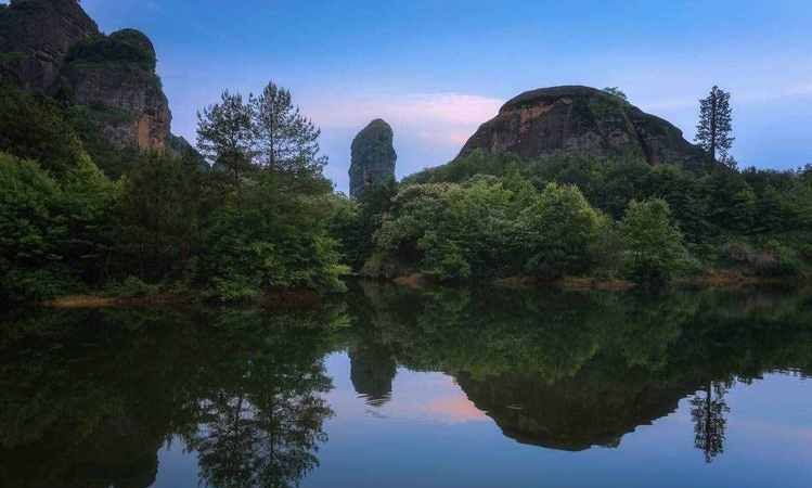 龙虎山在哪里,广西龙虎山风景区在哪里图2