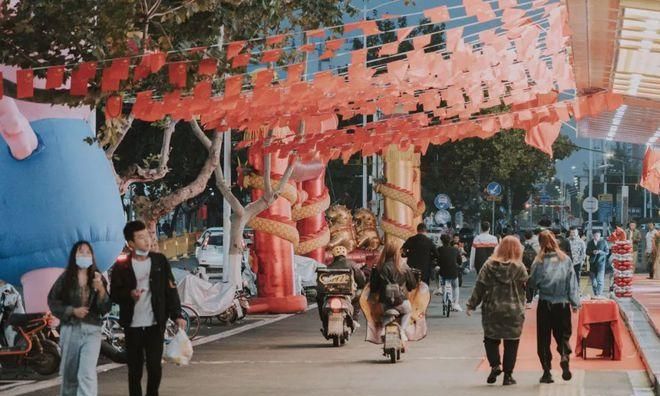 车水马龙下一句,这街道车水马龙我能和谁相拥是什么意思图4