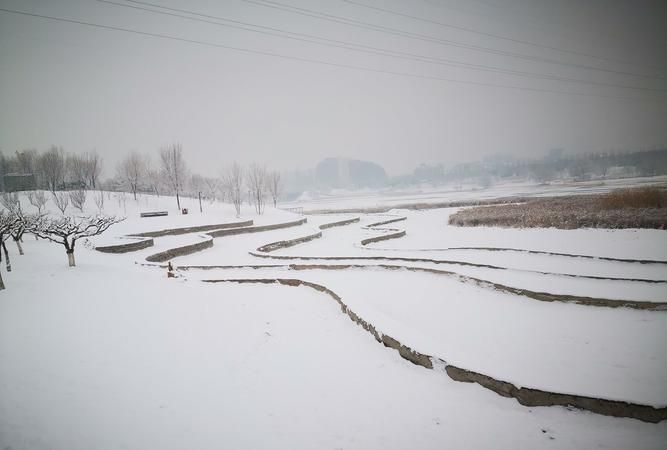 雪来大地一片白下一句,关于雪的喜庆诗句图5